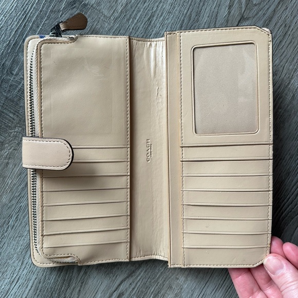 Women’s COACH wallet, size 8x4, very clean condition - Picture 3 of 4